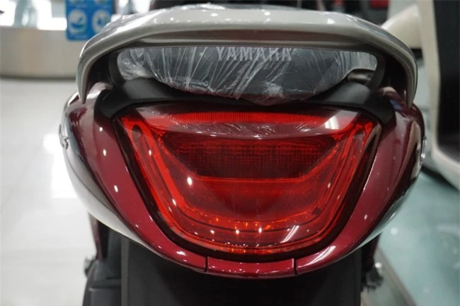 Yamaha Janus bản tiêu chuẩn có giá niêm yết tại thị trường Việt Nam chỉ 27,99 triệu VNĐ. Tuy nhiên, khi bán ra giá bán có thể còn thấp hơn cả giá đề xuất tới gần 500 nghìn VNĐ. 