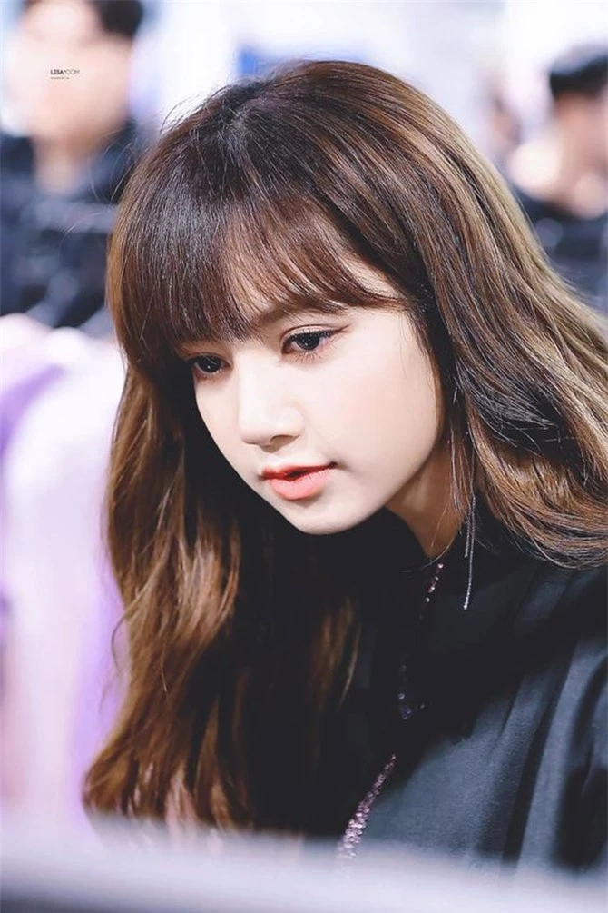 5. Lisa - Lalisa Manoban (sinh năm 1997, ca sĩ, vũ công, rapper, thành viên nhóm Black Pink).