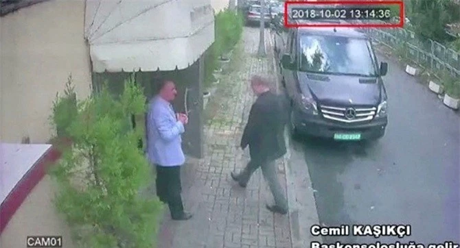 Bức ảnh cắt từ clip của CCTV cho thấy nhà báo Jamal Khashoggi đi vào Lãnh sự quán Ả Rập Saudi tại Istanbul hôm 02/10. Ảnh: AP.