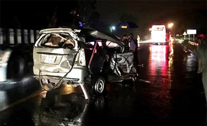 Xe Toyota biến dạng sau tai nạn liên hoàn trên quốc lộ, một người chết