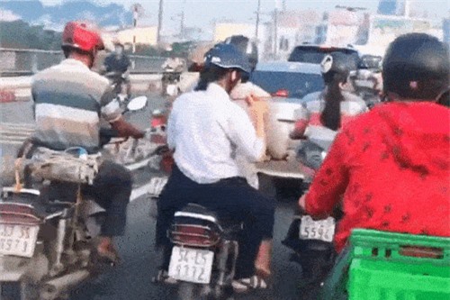 Clip: Nữ sinh TPHCM vừa ngồi xe máy vừa… ăn mì tôm