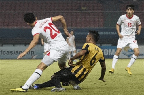 Clip: Hậu vệ U19 Malaysia vào bóng khiến đối thủ gãy chân