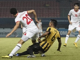 Clip: Hậu vệ U19 Malaysia vào bóng khiến đối thủ gãy chân