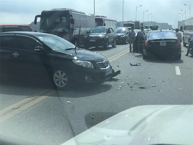 Hiện trường vụ tai nạn cho thấy chiếc xe sang vẫn nằm trong làn đường của mình.