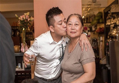 Mẹ ca sĩ Tuấn Hưng: 'Hưng đang bị kiệt quệ nên tôi sẽ bán nhà để hỗ trợ con'