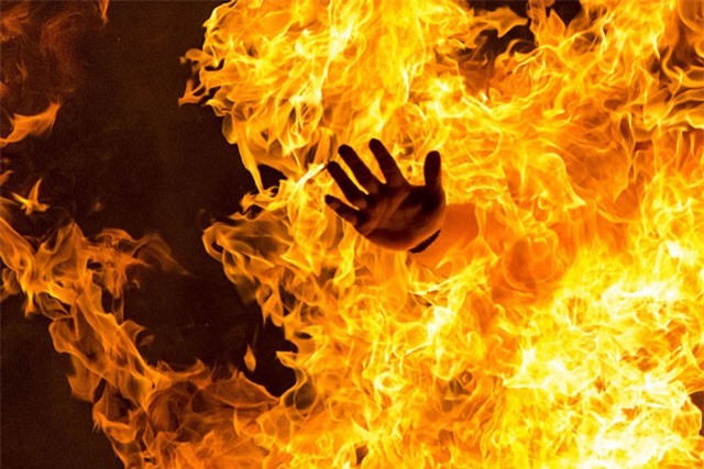 Tẩm xăng đốt vợ giữa ban ngày