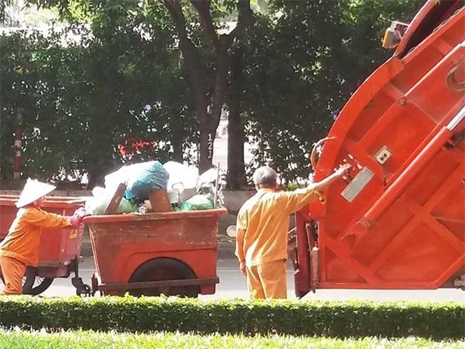 Kể từ ngày 1/11/2018, thành phố Hồ Chí Minh sẽ áp dụng mức giá mới đối với dịch vụ thu gom, vận chuyển rác thải sinh hoạt và dịch vụ xử lý chất thải rắn sinh hoạt (ảnh TL).