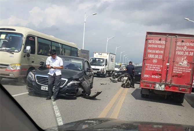 Trục bánh chiếc Mercedes-Benz đã gãy. Đầu xe cũng vỡ nát phía lái.