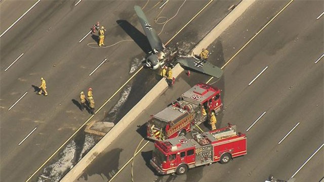 Máy bay lao xuống đường cao tốc, bốc cháy ngùn ngụt