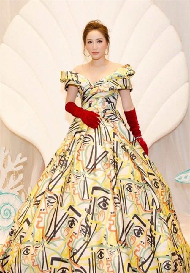 "Đụng" váy với Tiểu Vy, Bảo Thy tự dìm mình với phong cách sến