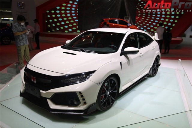 Cận cảnh dàn xe tề tựu trước thềm Triển lãm Ô tô Việt Nam 2018 