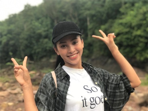 Hoa h&#x1EAD;u Ti&#x1EC3;u Vy th&#x1B0;&#x1EDD;ng xuy&#xEA;n &#x111;&#x1EC3; m&#x1EB7;t m&#x1ED9;c khoe nhan s&#x1EAF;c tu&#x1ED5;i 18