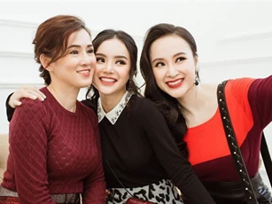 Mẹ ruột Angela Phương Trinh xinh đẹp, trẻ trung như chị em với con gái