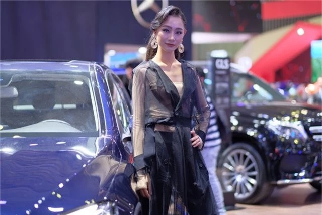 Dan nguoi mau thu hut o Vietnam Motor Show 2018 hinh anh 3