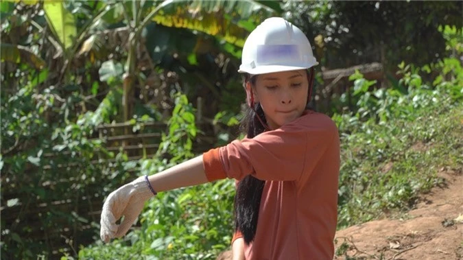 Hoa hau Tieu Vy thuong xuyen de mat moc khoe nhan sac tuoi 18 hinh anh 5