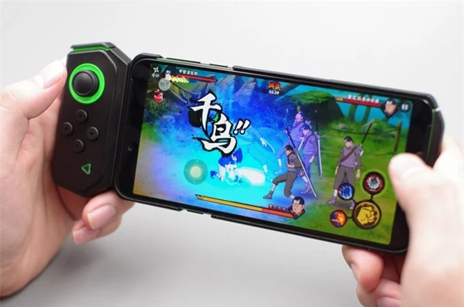 Xiaomi Black Shark Helo có khả năng kết nối với tay cầm.