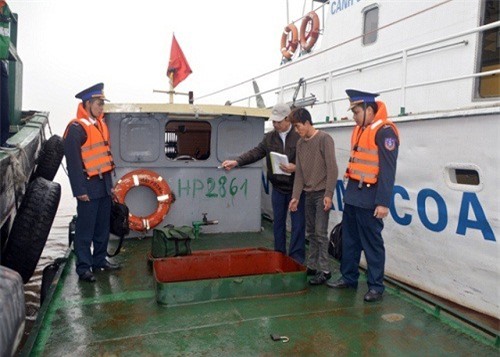 Siết chặt các hành vi vận chuyển, buôn lậu xăng dầu trên biển