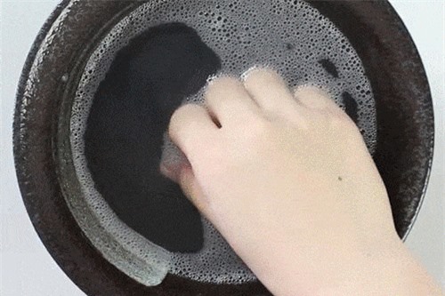 Clip: Xử lý keo dán sắt dính vào tay trong một nốt nhạc