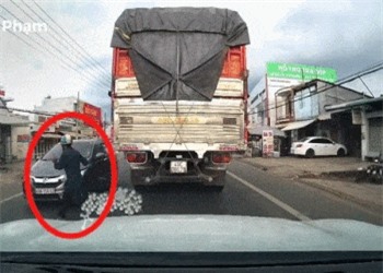 Clip: Qua đường bất cẩn, người đàn ông suýt bỏ mạng