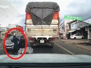 Clip: Qua đường bất cẩn, người đàn ông suýt bỏ mạng