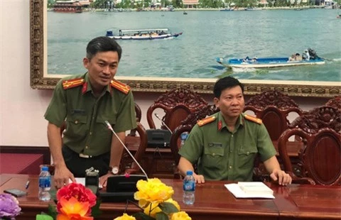 Thượng tá Trần Văn Dương - trưởng phòng tham mưu Công an TP Cần Thơ - chủ trì họp báo - Ảnh: H.T.D.