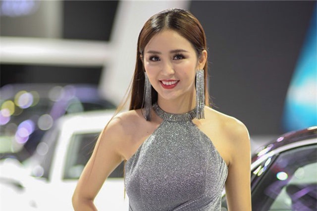 'Quên lối về' trước nhan sắc dàn mỹ nhân tại Vietnam Motor Show 2018