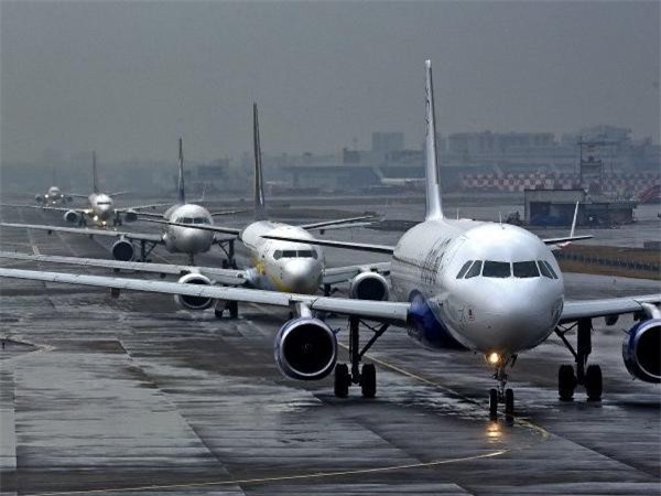 Mải "tự sướng" trên đường băng, 2 thiếu nữ bị máy bay đâm chết