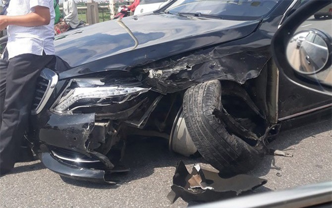 Xe sang Mercedes-Benz S500 văng nguyên trục bánh sau cú va chạm mạnh với chiếc Corolla Altis ngược chiều