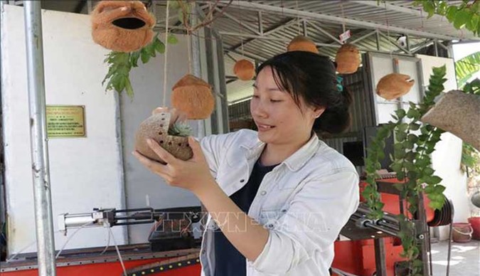 Làm giàu khác người: Tóc dài Bến Tre bỏ phố về quê với...gáo dừa