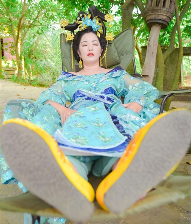 Thúy Nga ngủ gật khi quay phim cổ trang