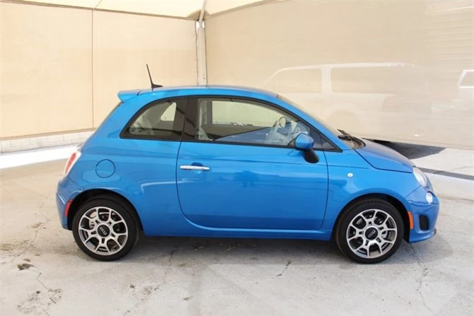 2. Fiat 500 2018 (giá khởi điểm: 15.245 USD).