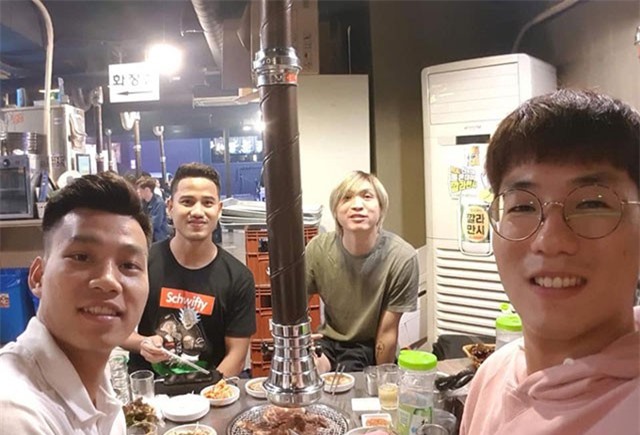 Văn Thanh đi ăn cùng Tuấn Anh ở Hàn Quốc