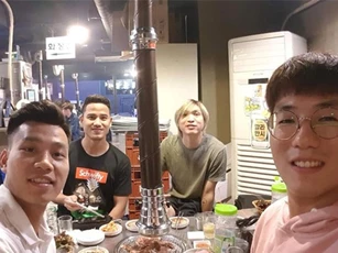 Văn Thanh đi ăn cùng Tuấn Anh ở Hàn Quốc