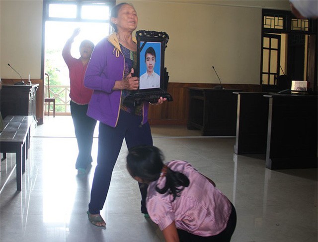 Náo loạn phiên tòa xét xử tài xế xe ben nghi cố tình cán chết nam sinh