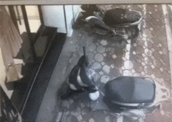 Clip: Trộm bẻ khoá, cuỗm mất chiếc xe máy trong vòng 'một nốt nhạc'