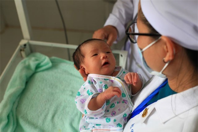 Bé gái sơ sinh bỏ rơi qua đêm ngoài nghĩa địa được cứu sống kỳ diệu