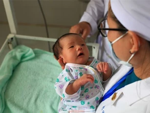 Bé gái sơ sinh bỏ rơi qua đêm ngoài nghĩa địa được cứu sống kỳ diệu