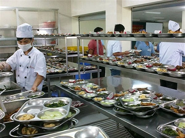 UBND TP.HCM yêu cầu các bếp ăn tập thể tại các khu chế xuất - khu công nghiệp, căn tin trường học… phải sử dụng nguồn nguyên liệu có nguồn gốc xuất xứ rõ ràng (ảnh TL).