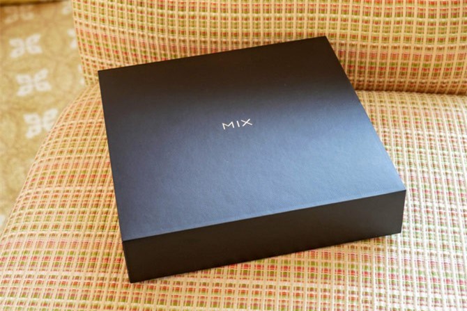 Clip: Mở hộp smartphone chip S845, RAM 10 GB, camera dạng trượt