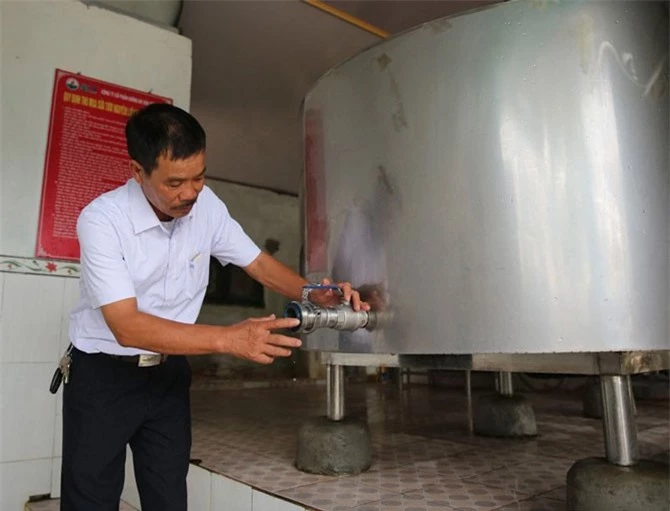 Ông Lỏi kiểm tra chiếc tank đựng sữa có giá tiền tỷ được ông đầu tư vào năm 2017. Ông Lỏi kiểm tra chiếc tank đựng sữa có giá tiền tỷ được ông đầu tư vào năm 2017.