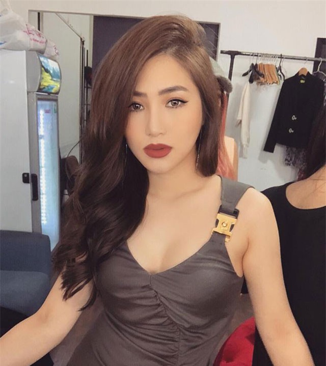 Mặc váy dây khoe vòng 1 đầy gợi cảm, không ai vượt được Hương Tràm