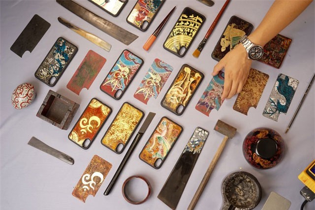 Rộ mốt dùng ốp điện thoại làm bằng sơn mài, dát vàng và "tô điểm" thêm vỏ trứng