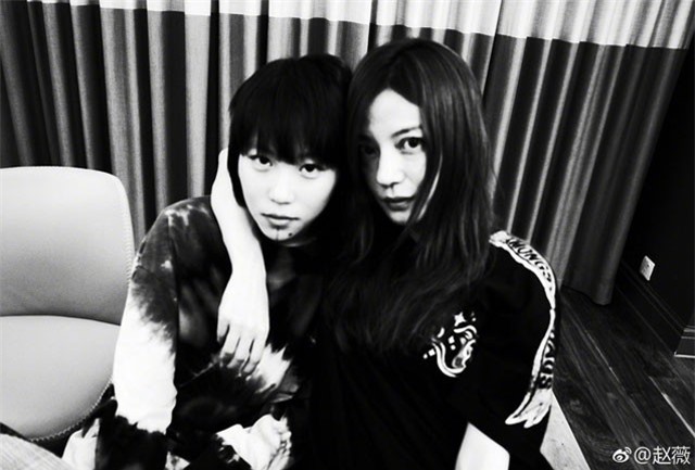 Triệu Vy khoác vai gần gũi "người yêu đồng giới" của Châu Tấn