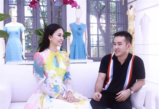 Sau hơn một tháng đăng quang Hoa hậu Việt Nam 2018, Tiểu Vy đang chứng tỏ sự xứng đáng của mình qua các hoạt động thiện nguyện cũng như phong cách thời trang. Mới đây, cô ghé showroom của nhà thiết kế Lê Thanh Hòa để nhờ anh tư vấn về cách lựa chọn trang phục phù hợp cho những sự kiện sắp tới.
