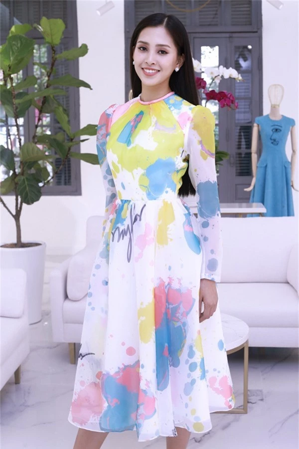Từng làm việc với Tiểu Vy khi cô tham gia Hoa hậu Việt Nam 2018, đặc biệt là thời điểm sau đăng quang, nhà thiết kế Lê Thanh Hòa nhanh chóng nắm bắt điểm mạnh của mỹ nhân 18 tuổi để khai thác triệt để. Anh ưu tiên chọn những trang phục đơn giản nhằm tôn lên vẻ thanh lịch của cô.