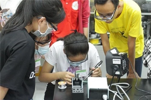 Học sinh làm máy tái chế để thay đổi thói quen xấu của giới trẻ - 1