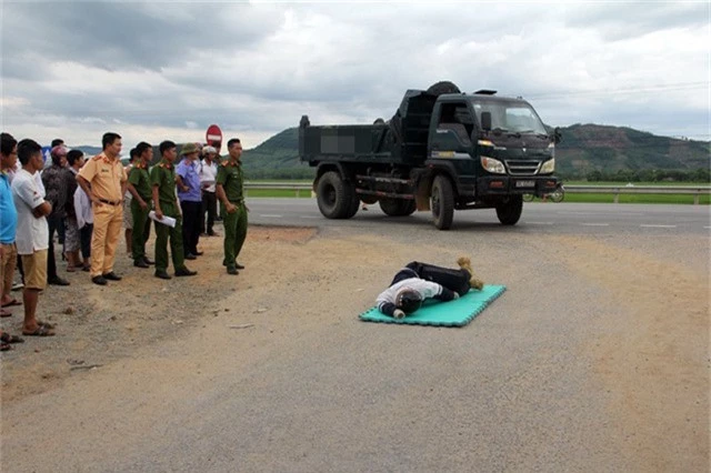 Công an huyện Kỳ Anh thực nghiệm lại hiện trường vụ tai nạn để điều tra.