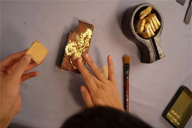  Vàng lá cũng là một nguyên liệu đặc biệt để làm ra những chiếc ốp điện thoại độc đáo. Những chiếc ốp dát vàng có giá lên tới cả triệu đồng. 