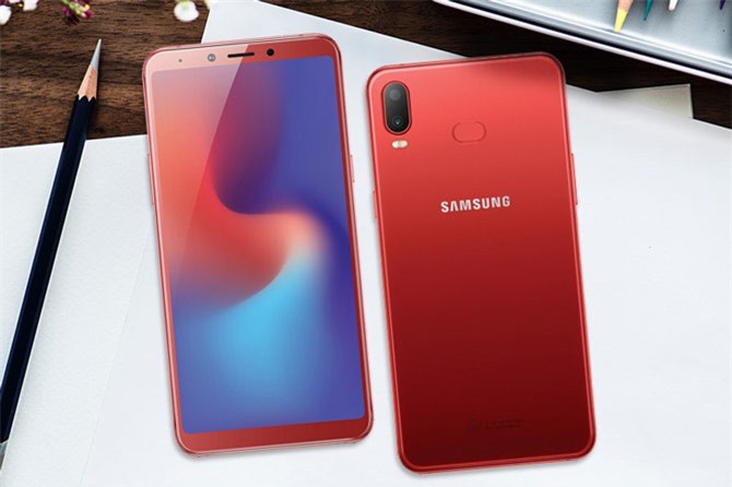 Samsung Galaxy A6s sử dụng khung viền bằng nhôm, 2 bề mặt làm từ chất liệu kính cường lực. Máy có kích thước 156,3x76,5x8,5 mm, cân nặng 184 g. 
