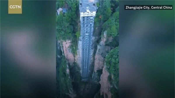 Thang máy ngoài trời cao và nhanh nhất thế giới ở Trung Quốc